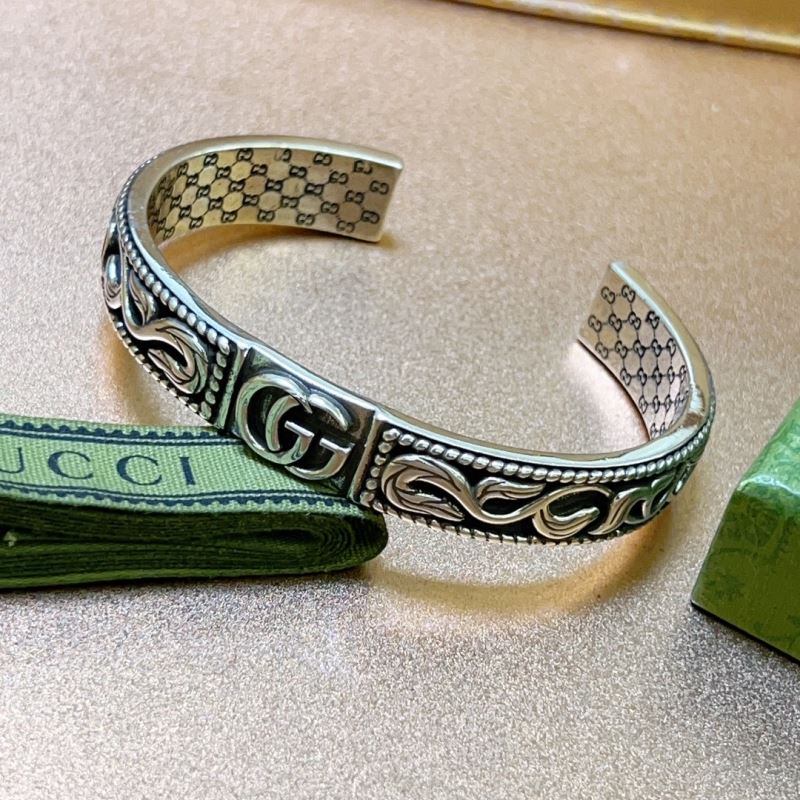 G*u*i bracelets